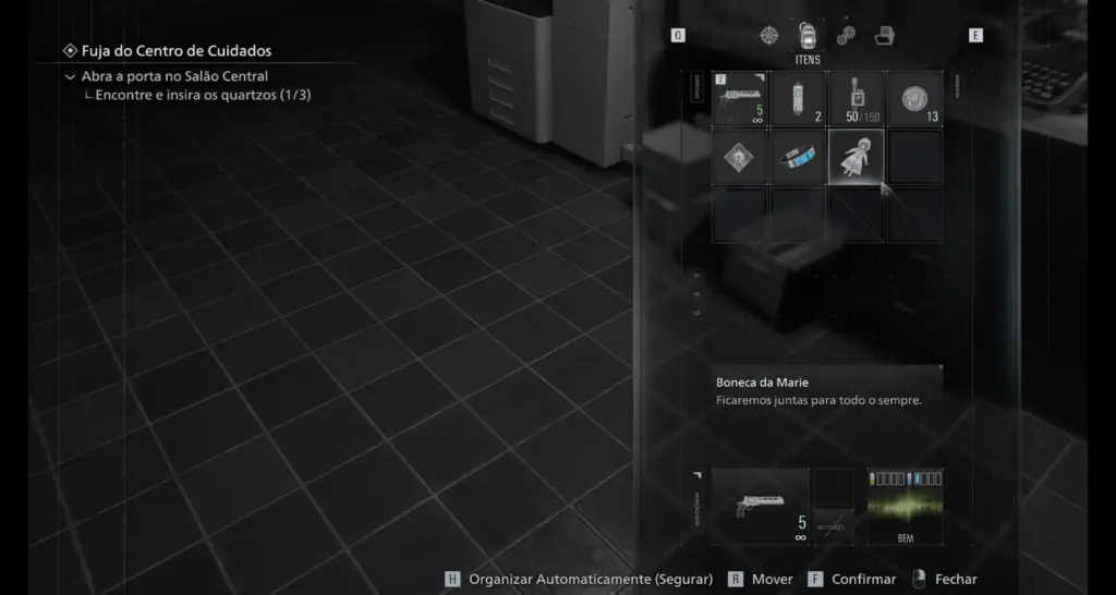 Inventário em Resident Evil Requiem mostrando a Boneca da Marie, item necessário para completar o enigma final do jogo.