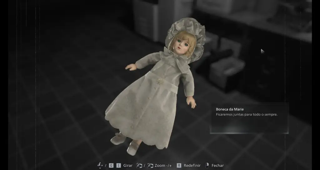 Boneca da Marie exibida no inventário em Resident Evil Requiem, item necessário para resolver o enigma final do jogo.